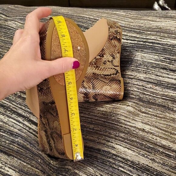 Tan and snakeskin print wedges - Picture 6 of 6